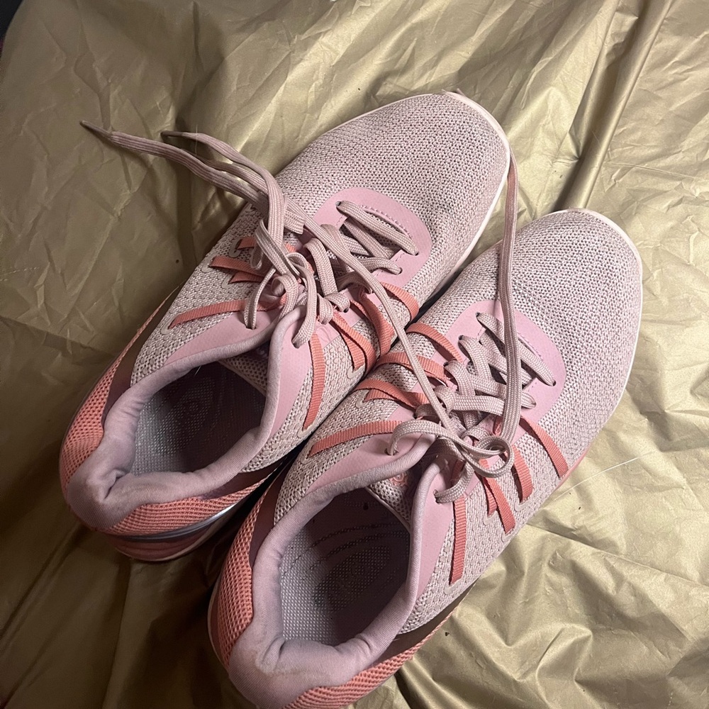 Comfy cute women’s walking sneakers - sz 8!